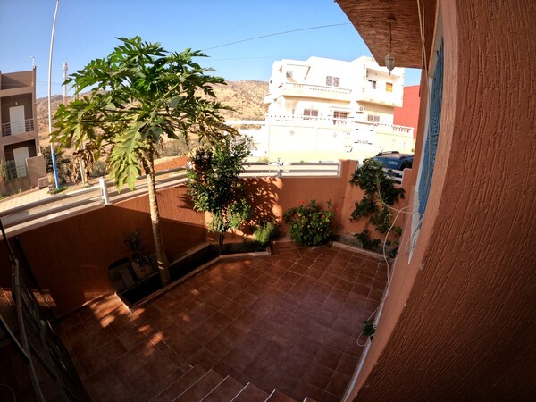 Appartement Rez-de-Chaussée avec Terrasse - Vue Mer & Montagnes à Imi Ouaddar