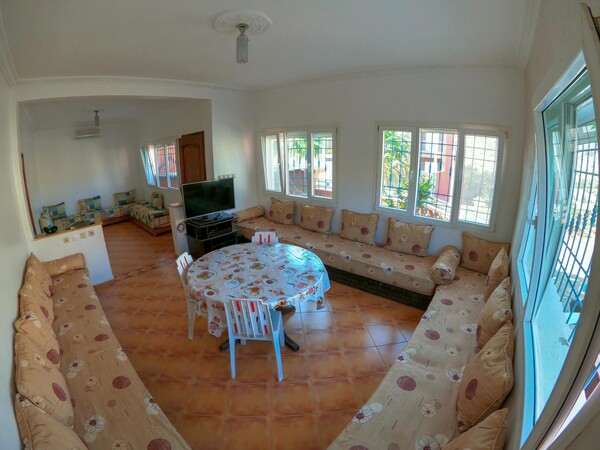 Appartement Rez-de-Chaussée avec Terrasse - Vue Mer & Montagnes à Imi Ouaddar