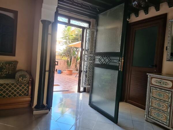 Appartement de Charme Style Marocain avec Grande Terrasse - Idéal Vacances à Agadir