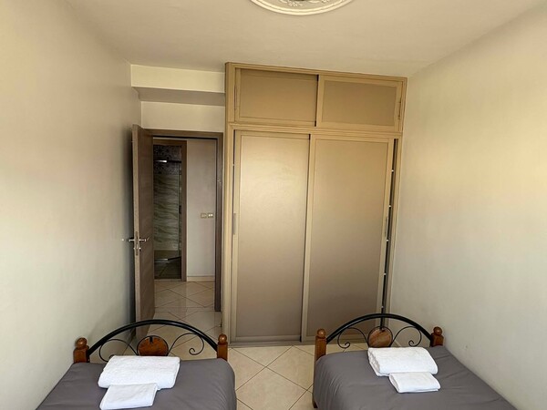 Beautiful Bright Modern Apartment - Excellent Location